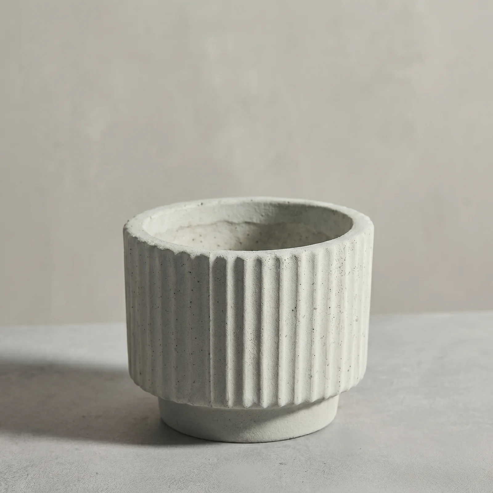 Maceta de cemento rayada – 9,4 cm