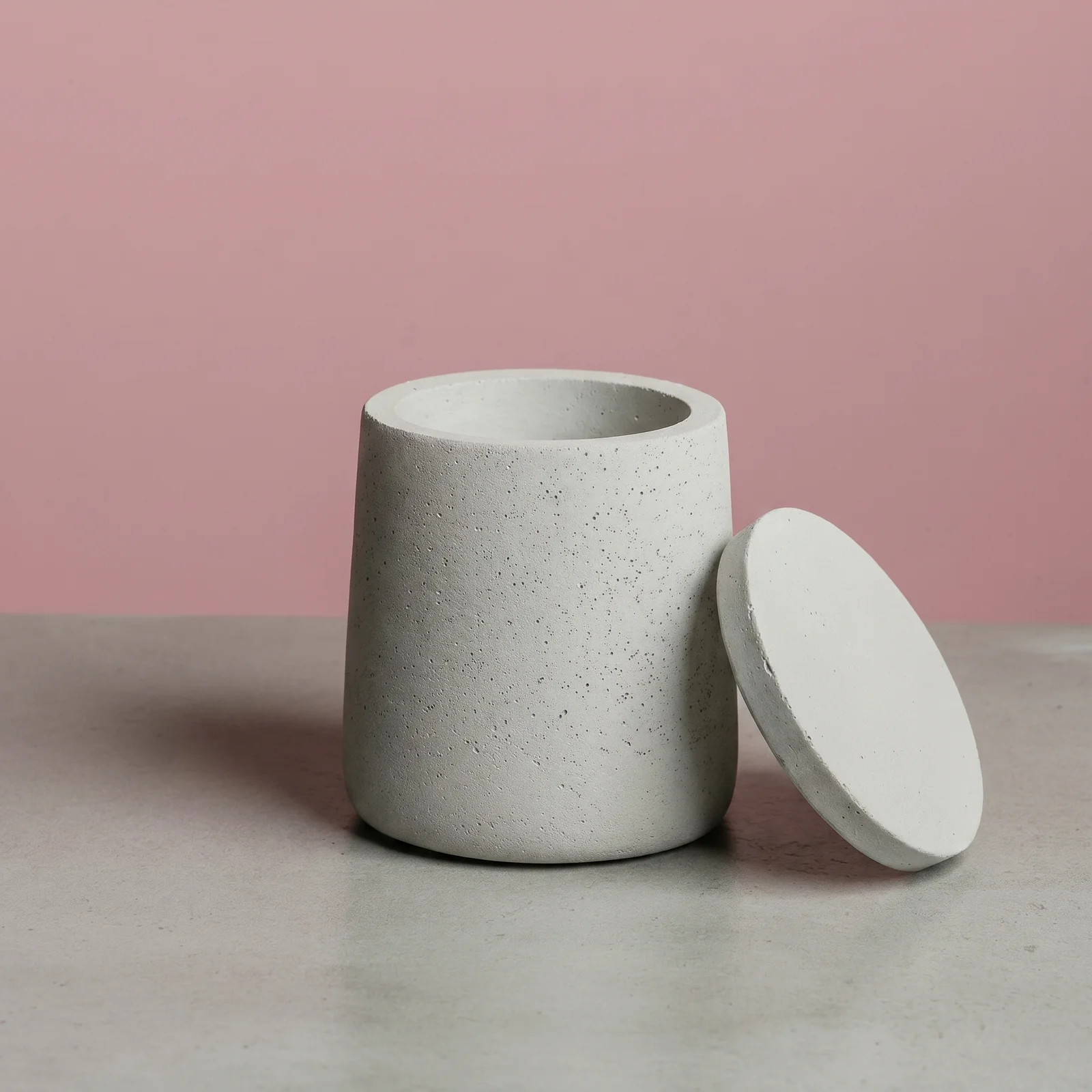Contenedor de cemento con tapa – 9,8 cm